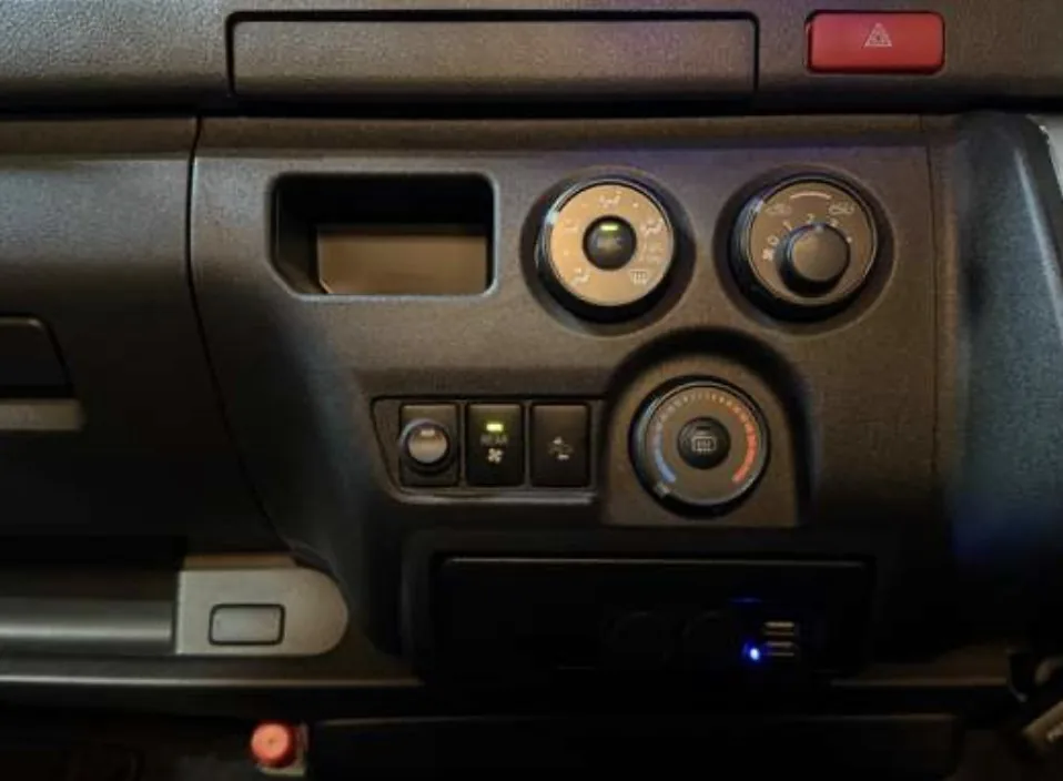 運転席の空調操作部とダッシュボード。